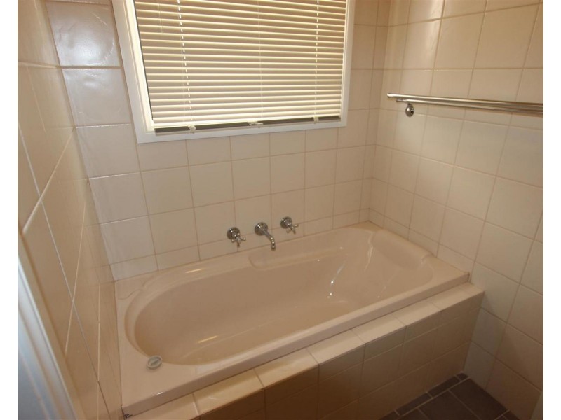 1/2 Hudson Drive, Lloyd NSW 2650