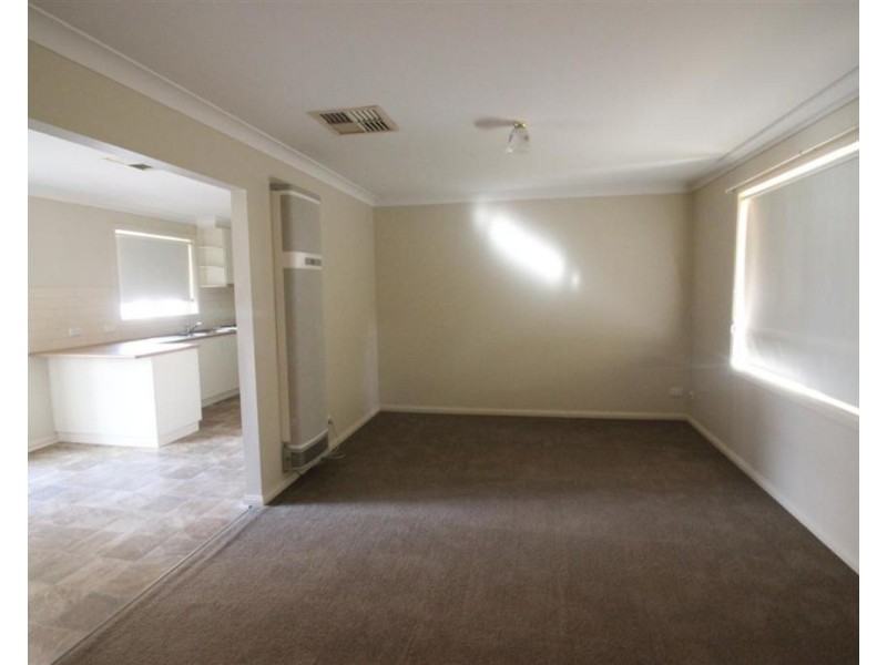 5/2 Bamarook Crescent, Glenfield Park NSW 2650