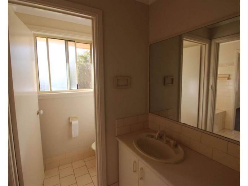 5/2 Bamarook Crescent, Glenfield Park NSW 2650