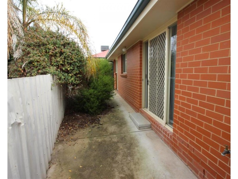 5/2 Bamarook Crescent, Glenfield Park NSW 2650