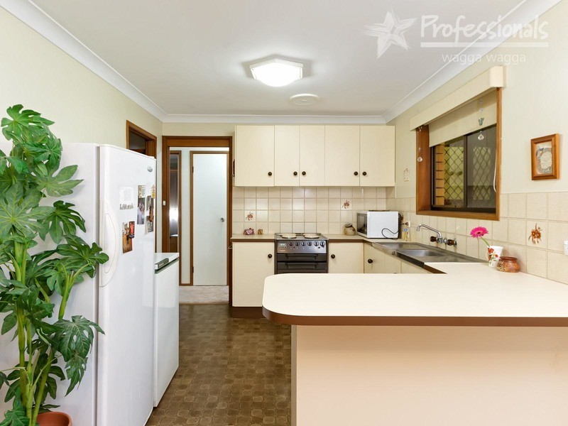 3 Casey Place, Mount Austin NSW 2650