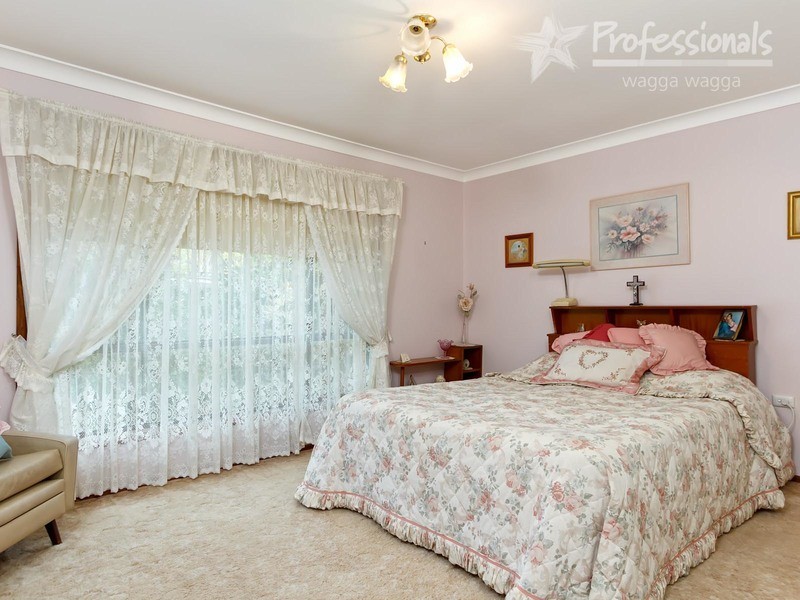 3 Casey Place, Mount Austin NSW 2650