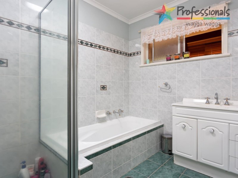 13 Higgins Avenue, Wagga Wagga NSW 2650