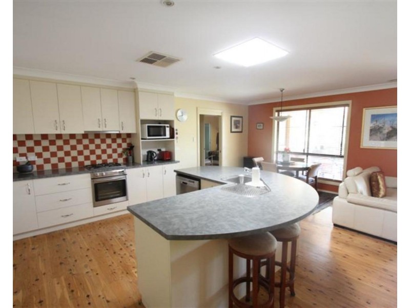 8 Galleon Place, Estella NSW 2650