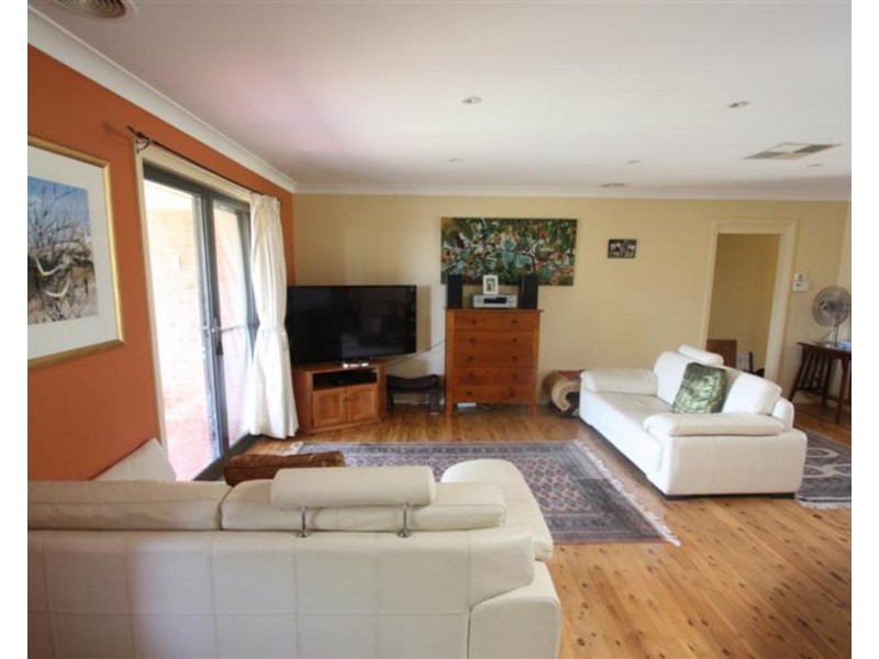 8 Galleon Place, Estella NSW 2650