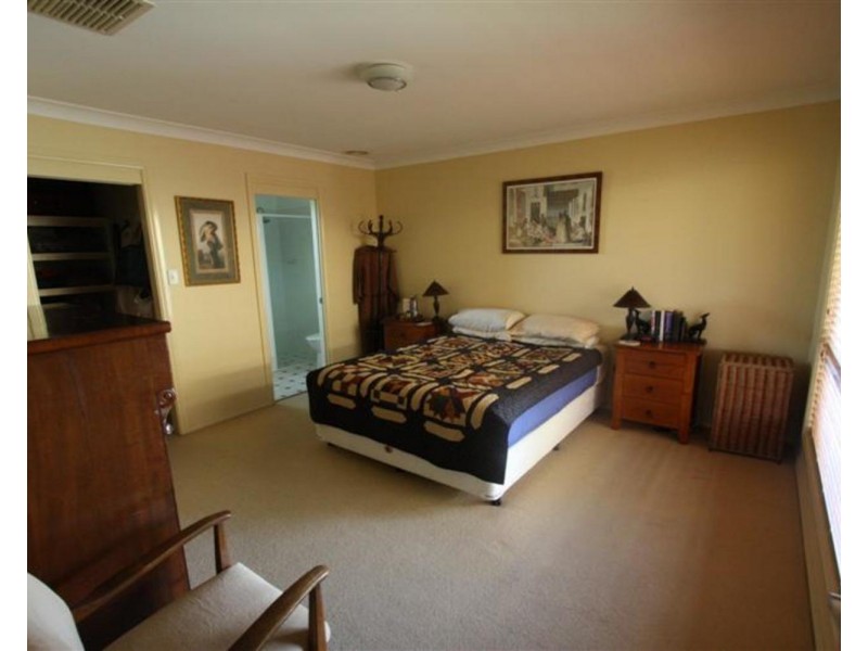 8 Galleon Place, Estella NSW 2650