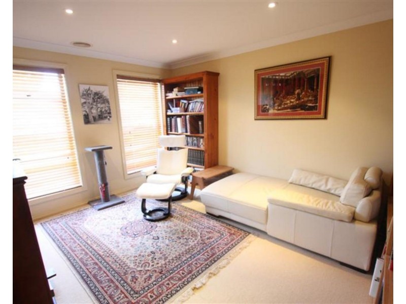 8 Galleon Place, Estella NSW 2650