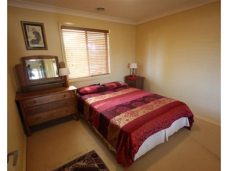 8 Galleon Place, Estella NSW 2650