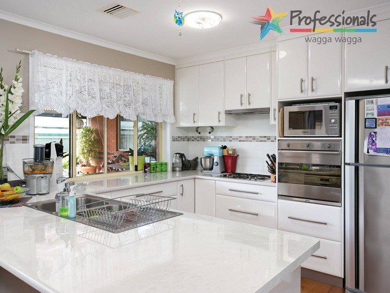 37 Faye Avenue, Wagga Wagga NSW 2650