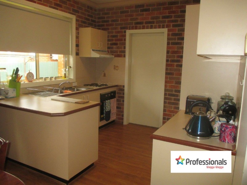 2/76 Brookong Avenue, Wagga Wagga NSW 2650