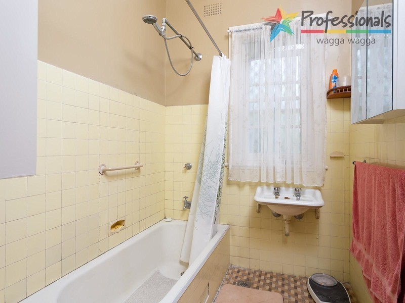 27 Dobbs Street, Wagga Wagga NSW 2650