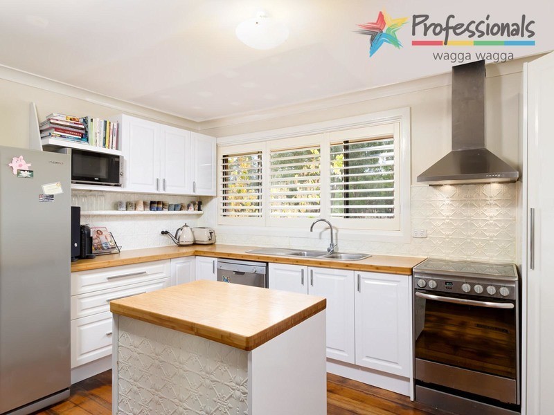 1 Rowe Street, Lake Albert NSW 2650