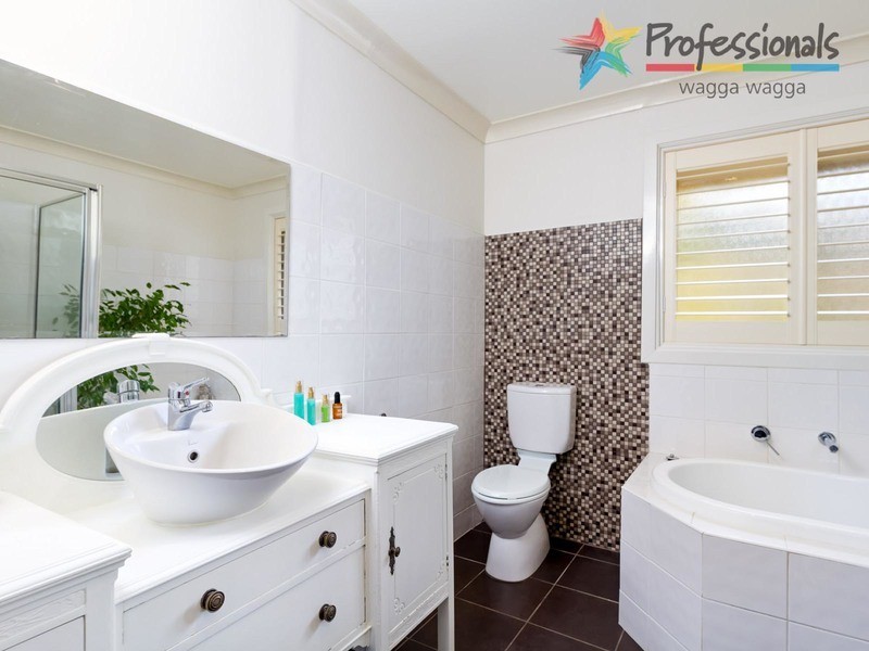 1 Rowe Street, Lake Albert NSW 2650