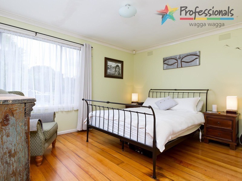 1 Rowe Street, Lake Albert NSW 2650