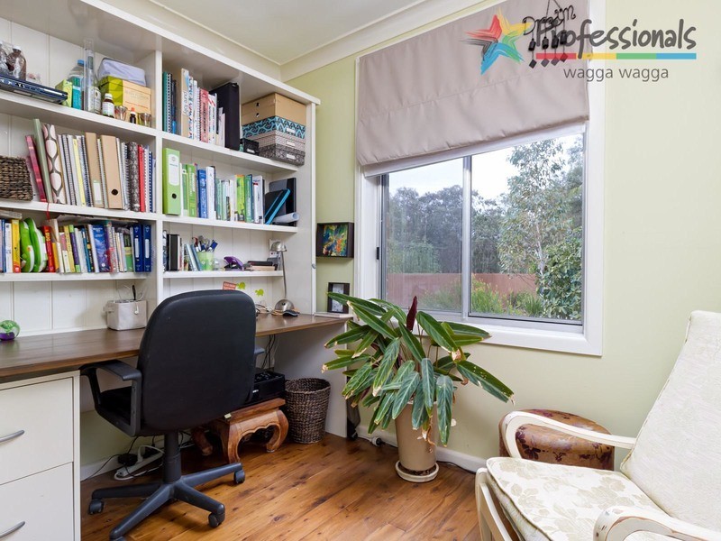 1 Rowe Street, Lake Albert NSW 2650