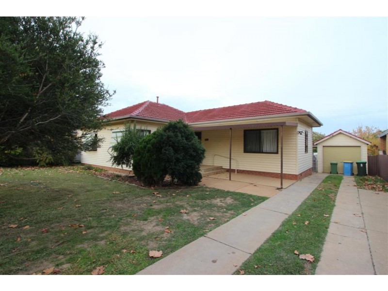 129 Grove Street, Kooringal NSW 2650