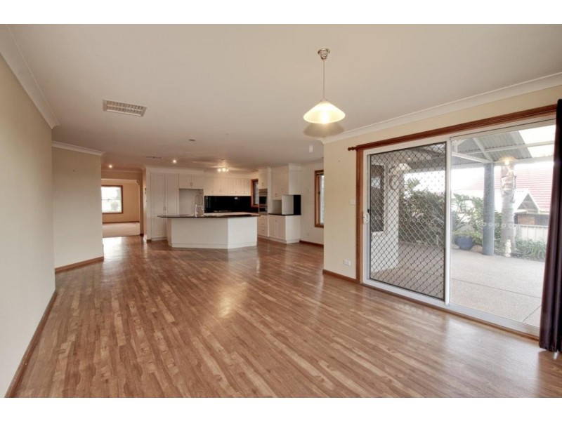 42 Simkin Crescent, Kooringal NSW 2650