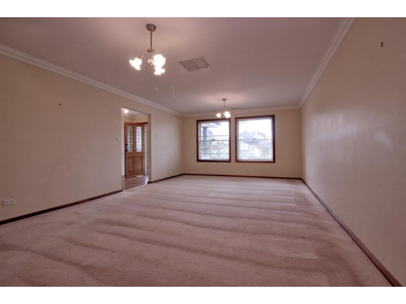 42 Simkin Crescent, Kooringal NSW 2650