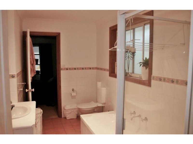 42 Simkin Crescent, Kooringal NSW 2650