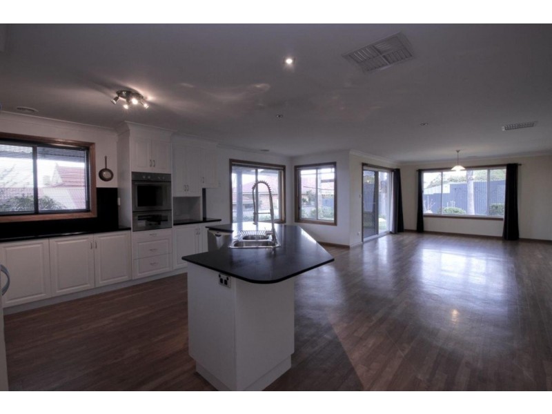 42 Simkin Crescent, Kooringal NSW 2650