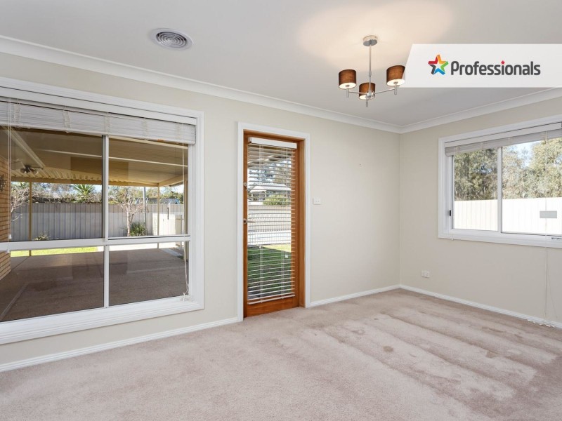8 Mackay Place, Ashmont NSW 2650