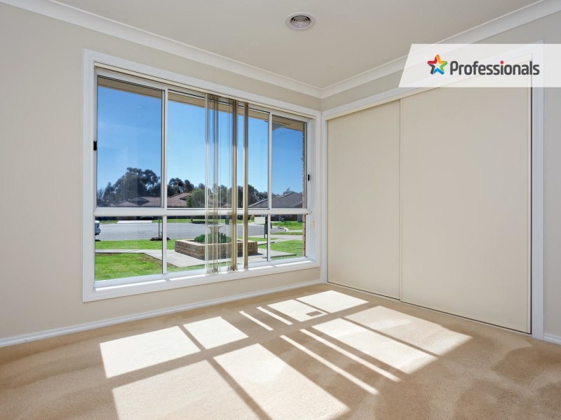 8 Mackay Place, Ashmont NSW 2650