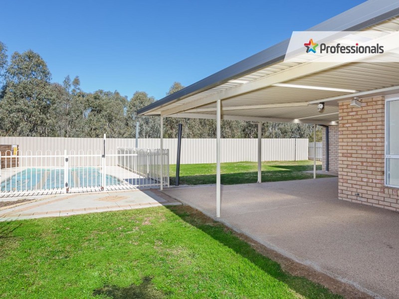 8 Mackay Place, Ashmont NSW 2650