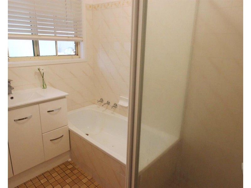 36 Langi Crescent, Glenfield Park NSW 2650