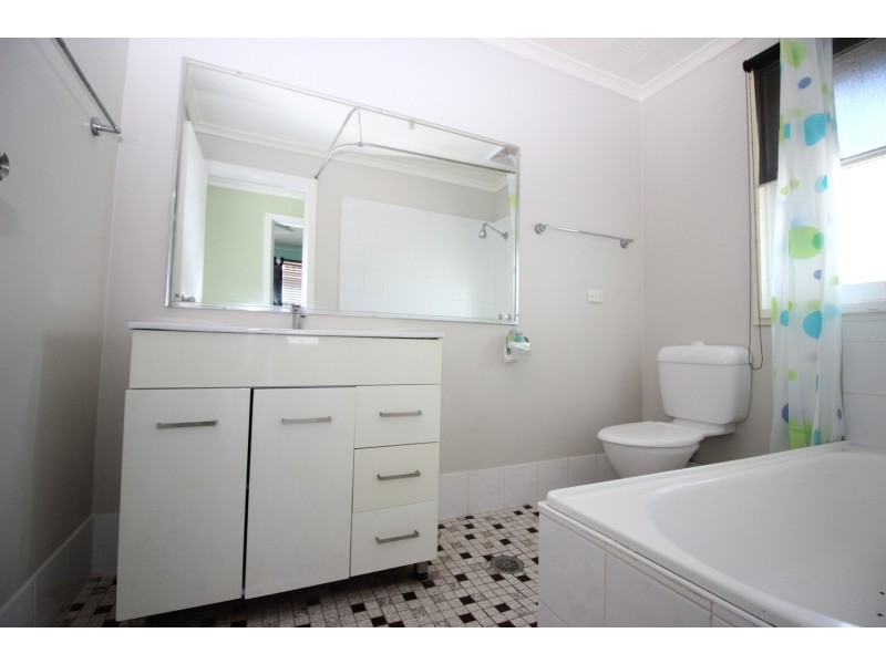 3 Warren Place, Mount Austin NSW 2650