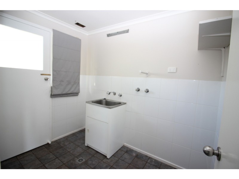 3 Warren Place, Mount Austin NSW 2650