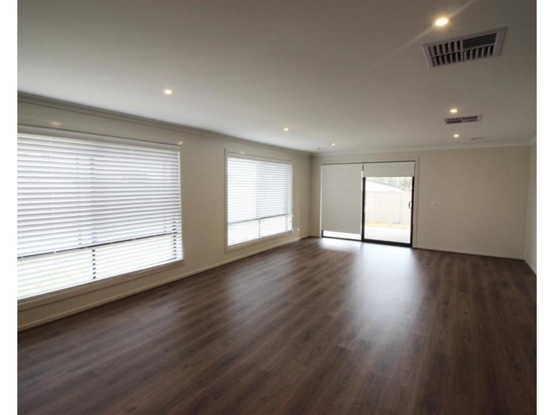 7 Chipp Place, Lloyd NSW 2650