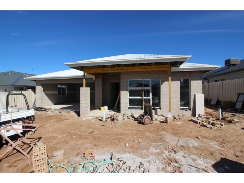 16 Cunjegong Loop, Gobbagombalin NSW 2650