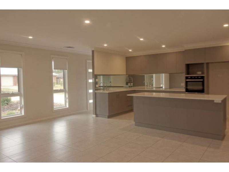 1/4 Apprentice Avenue, Wagga Wagga NSW 2650