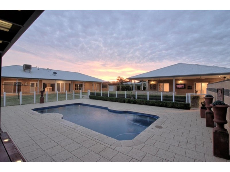 2 Tamarind Place, Lake Albert NSW 2650