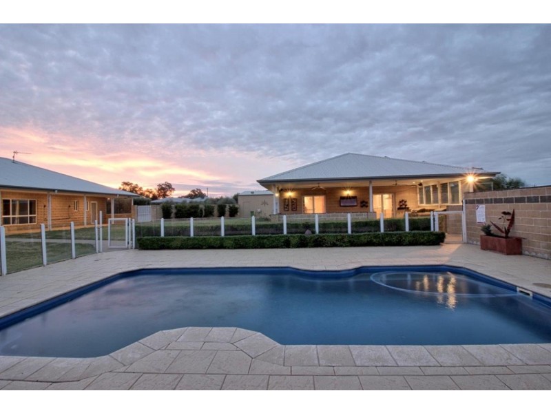 2 Tamarind Place, Lake Albert NSW 2650