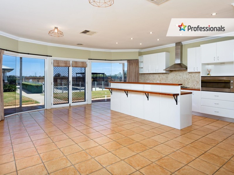 2 Tamarind Place, Lake Albert NSW 2650