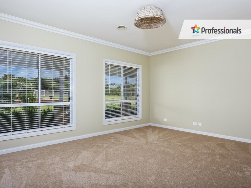 2 Tamarind Place, Lake Albert NSW 2650