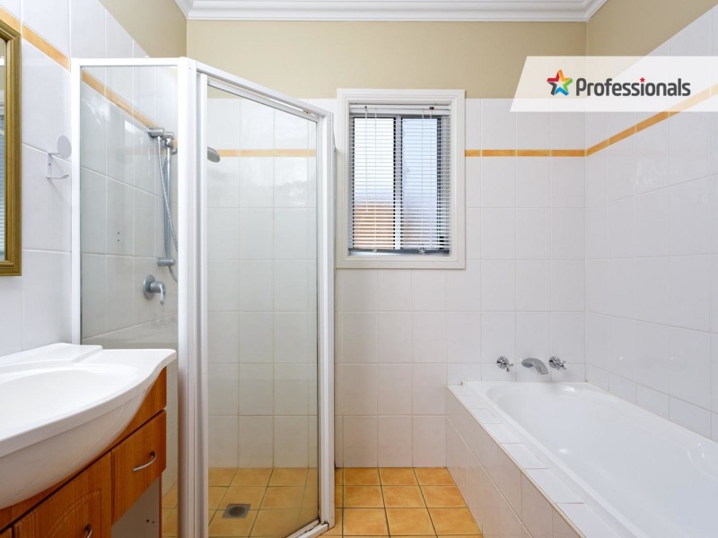 2 Tamarind Place, Lake Albert NSW 2650