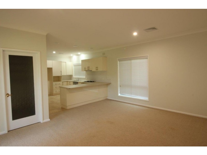 22 Dalkeith Avenue, Lake Albert NSW 2650