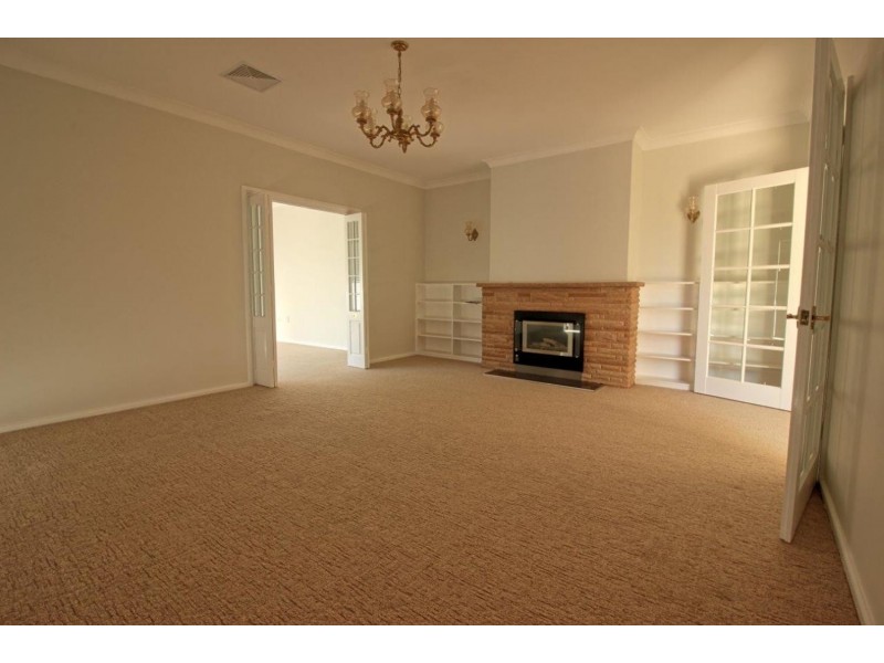 22 Dalkeith Avenue, Lake Albert NSW 2650