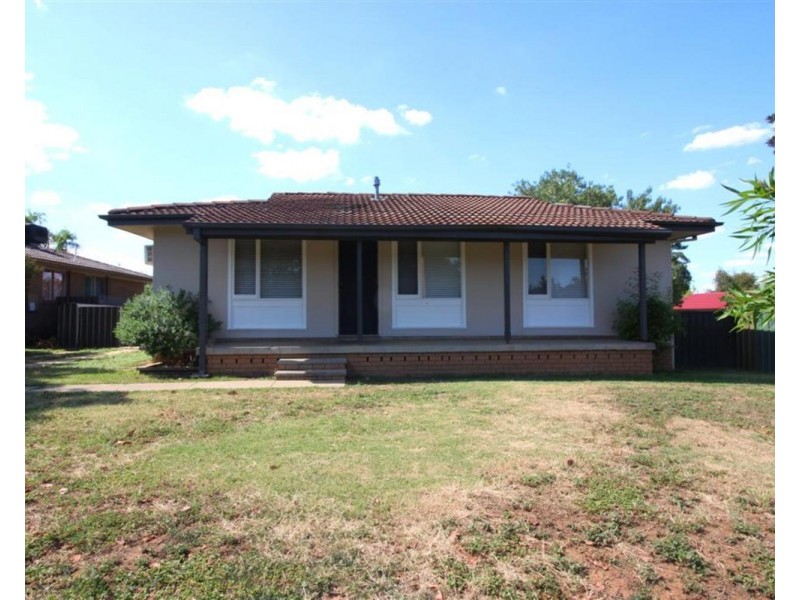 7 Flynn Place, Tolland NSW 2650