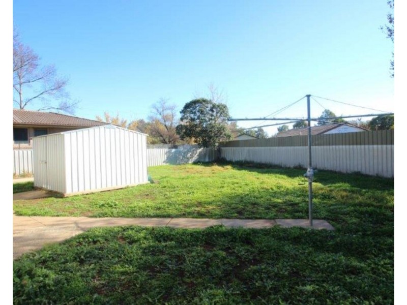 7 Flynn Place, Tolland NSW 2650