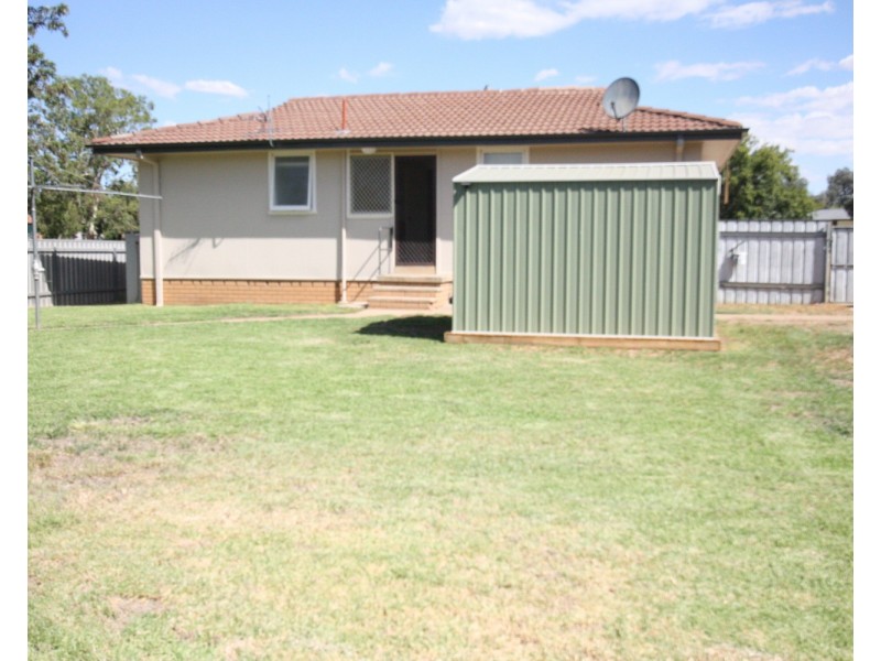 7 Flynn Place, Tolland NSW 2650