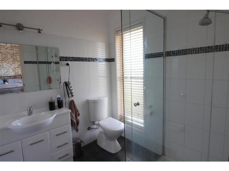 24 Andrews Avenue, Kooringal NSW 2650