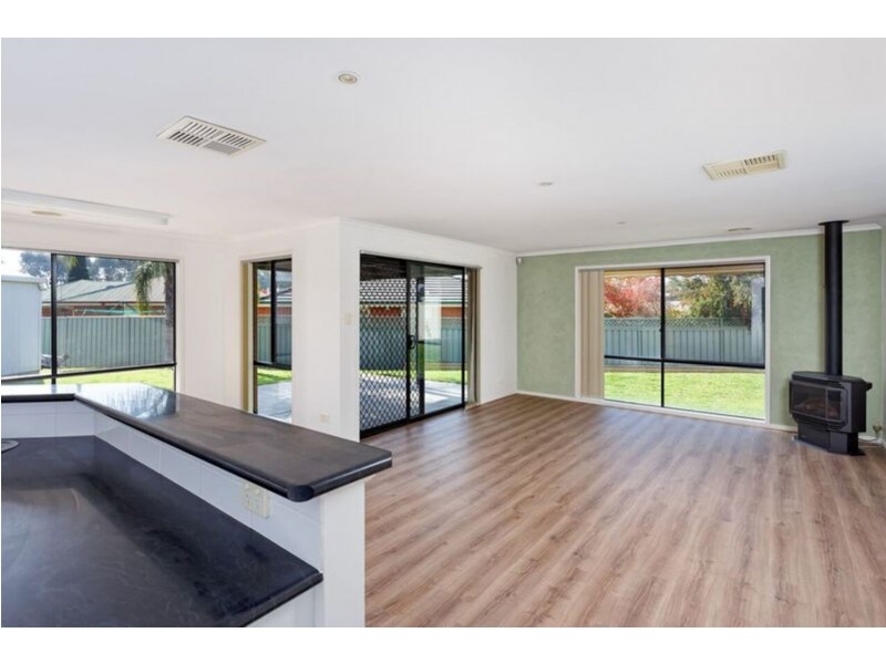 10 Walla Place, Glenfield Park NSW 2650