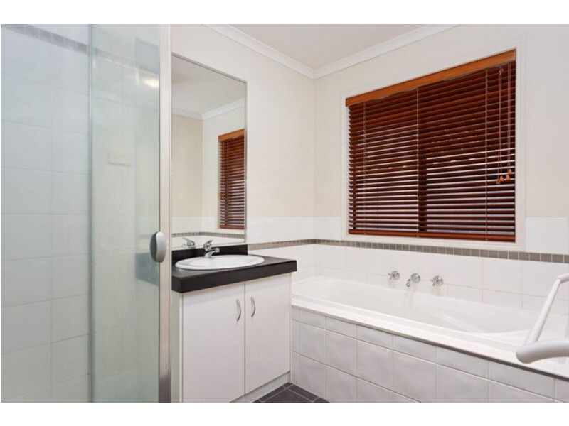 10 Walla Place, Glenfield Park NSW 2650