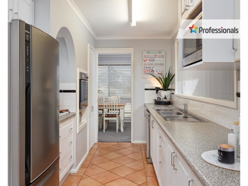 24 Merinda Crescent, Kooringal NSW 2650