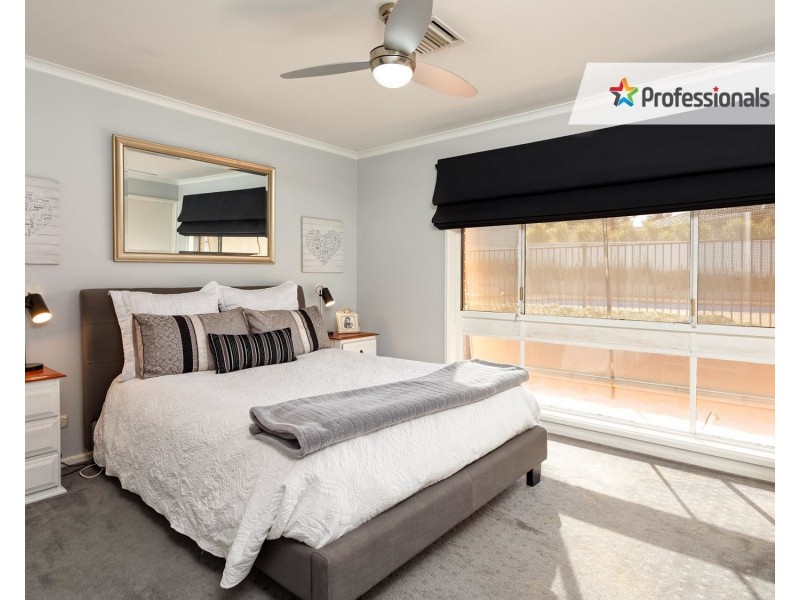 24 Merinda Crescent, Kooringal NSW 2650