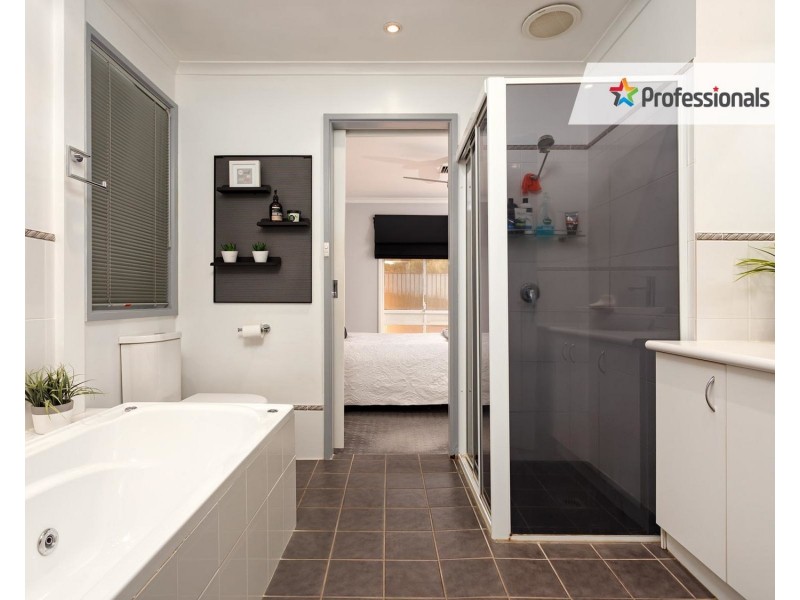 24 Merinda Crescent, Kooringal NSW 2650