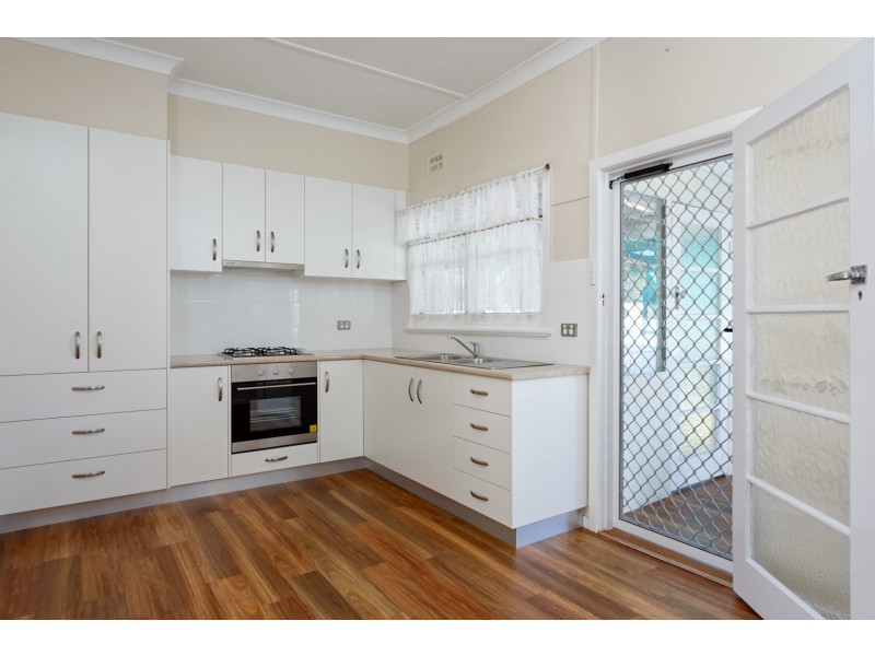 337 Lake Albert Road, Lake Albert NSW 2650